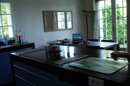 De keuken met vaatwasser en quooker.